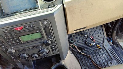 2005-2006 Land Rover Lr3 Trim Bezel Around Radio Surround Dash Panel Oem