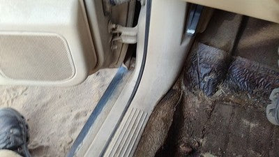 Suzuki Grand Vitara Xl-7 Driver Left Lower Kick Trim Panel Oem Tan