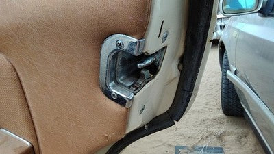 1980 Mercedes 300Td Passenger Right Rear Door Latch With Rods/Cables Oem Back