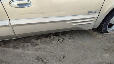 00-05 Bonneville Passenger Right Front Moulding From Door Trim Strip Silver 67U