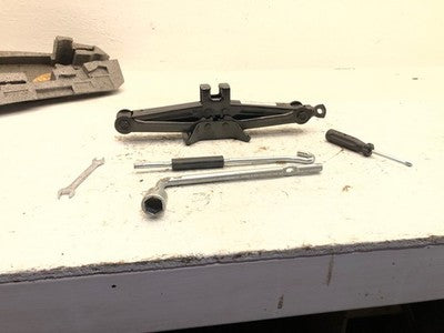 2005 Kia Amanti Emergency Roadside Jack Kit Spare Tire Tool Set Oem
