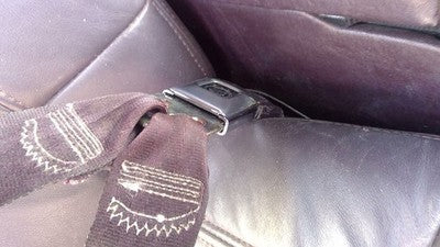 93 Cadillac Fleetwood Passenger Right Front Seat Belt Buckle Receiver Maroon