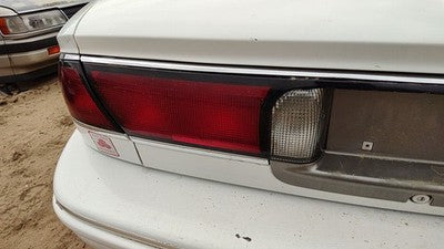 1997-99 Buick Lesabre Center Tail Light Oem Middle Brake Lamp Trunk Lid Mounted