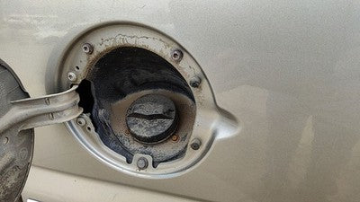 1999-2004 Sierra 2500 Hd Fuel Filler Neck Assembly With Gas Cap Oem 15710309
