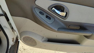 04-05 New Style Malibu Passenger Right Front Door Panel Wth Switches Neutral 52E