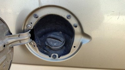 2004-2007 Silverado 1500 Fuel Filler Neck Assembly With Gas Cap Oem 15776491