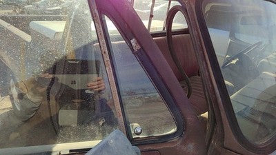 73-91 Sierra C3500 Passenger Right Front Vent Window Small Door Glass With Frame