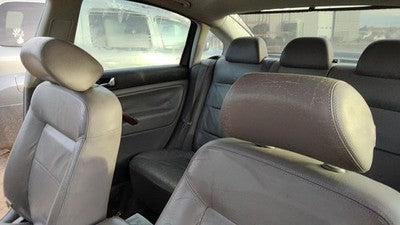 2002-2005 Vw Passat Pair Of Front Headrests Oem Left Right Set Seat