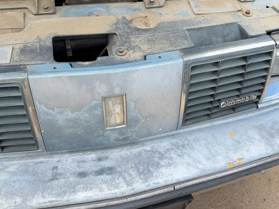 1986 Olds 88 Front Grille Assembly Oem Blue 25528288