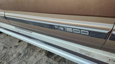 1992-1999 Chevy Suburban Passenger Right Front Moulding From Door Oem Trim Strip