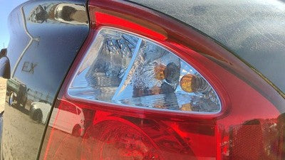 2004-2006 Kia Spectra Passenger Right Tail Light Brake Lamp Rear Crack 4 Door