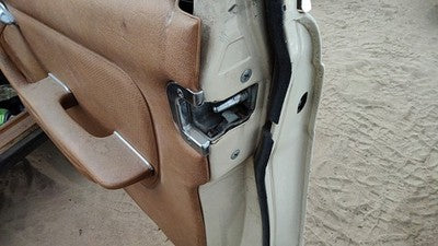 1980 Mercedes 300Td Passenger Right Front Door Latch With Rods/Cables Oem