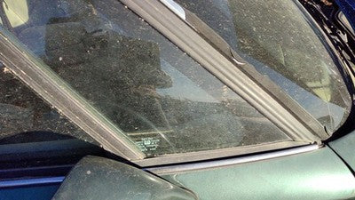 1992-1999 Olds 88 Passenger Right Front Vent Window Small Door Glass With Frame