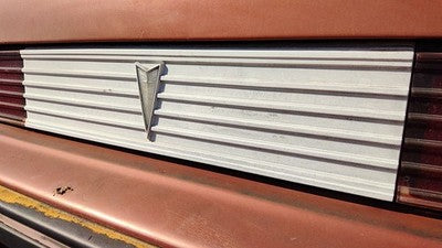 1985-1987 Pontiac Sunbird Center Tail Panel Rear Trim Oem 20619728