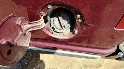 1998-2000 Gmc Yukon Fuel Filler Neck Assembly With Gas Cap Oem 15732488
