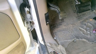 2005 Chevy Suburban Driver Left Lower Kick Trim Panel Oem Tan 522