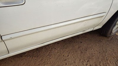 00-02 Sentra Passenger Right Front Moulding From Door Trim Strip White Qm1