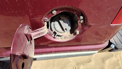 1998-2000 Gmc Yukon Fuel Filler Neck Assembly With Gas Cap Oem 15732488
