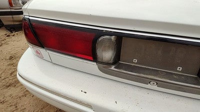 1997-99 Buick Lesabre Center Tail Light Oem Middle Brake Lamp Trunk Lid Mounted