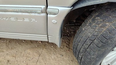 96-00 Town & Country Passenger Right Moulding From Fender Trim Strip Silver