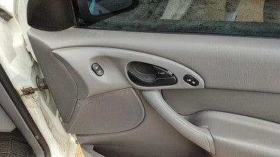 00-03 Focus Station Wagon Passenger Right Front Inside Door Trim Panel Switches