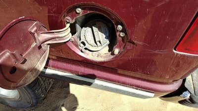 1998-2000 Gmc Yukon Fuel Filler Neck Assembly With Gas Cap Oem 15732488