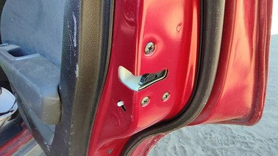 03-04 Mitsubishi Outlander Passenger Right Rear Door Latch With Rods/Cables Back