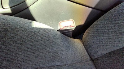 2000-02 Oldsmobile Intrigue Driver Left Front Seat Belt Buckle Receiver Gray 14B