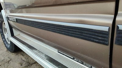 1992-1999 Chevy Suburban Driver Left Front Moulding From Door Oem Trim Strip