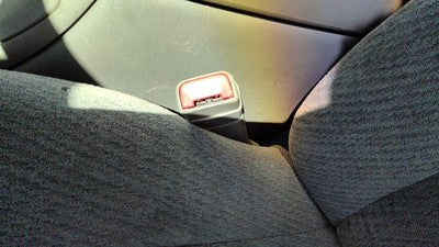 2000-02 Oldsmobile Intrigue Driver Left Front Seat Belt Buckle Receiver Gray 14B