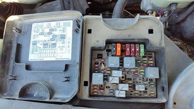 2000-2002 Chevy Suburban Engine Fuse Box Power Distribution Panel Oem 5.3L