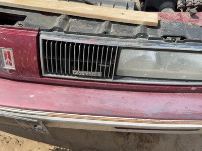 1987-1989 Olds 88 Driver Left Front Grille Assembly Oem 22530640