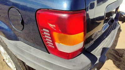 2003-2004 Jeep Grand Cherokee Driver Left Tail Light Brake Lamp Oem Rear