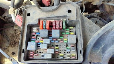 2000-2002 Sierra 2500 Hd Engine Fuse Box Power Distribution Panel Oem 8.1L