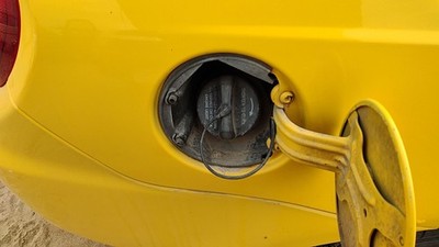 2003-2005 Dodge Neon Fuel Filler Neck Assembly With Gas Cap Oem 5278998Aa