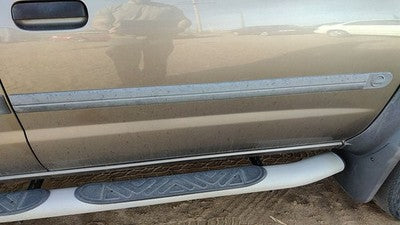 2002-2004 Nissan Xterra Passenger Right Front Moulding From Door Oem Trim Strip