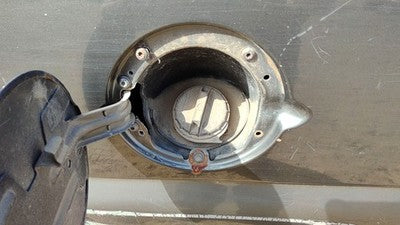 1999-2003 Gmc Sierra 2500 Fuel Filler Neck Assembly With Gas Cap Oem 6.0L