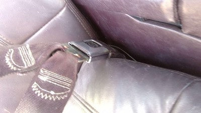 93 Cadillac Fleetwood Passenger Right Front Seat Belt Buckle Receiver Maroon