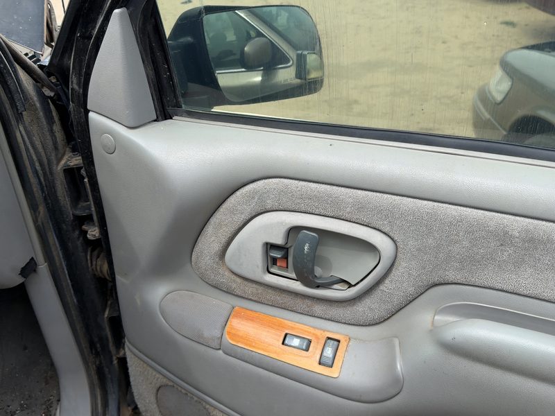 1996-2000 Chevrolet Pickup 1500 Series Front Door Trim Panel RH
