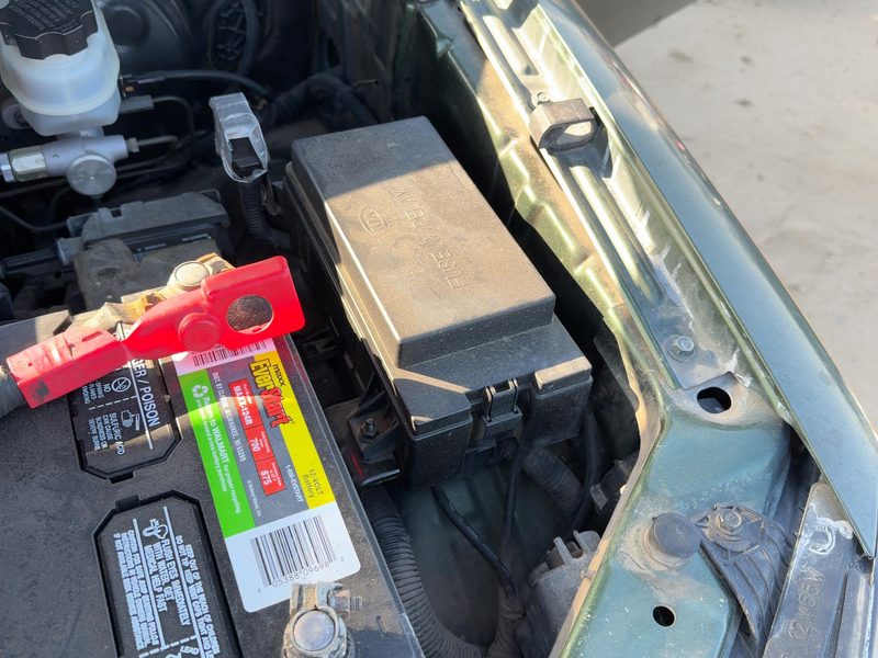 2003-2006 Kia Sorento Engine Fuse Box