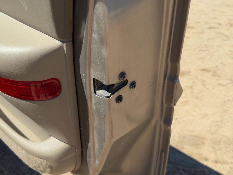 2000-2001 Buick Lesabre (80 & Up) Front Door Latch RH