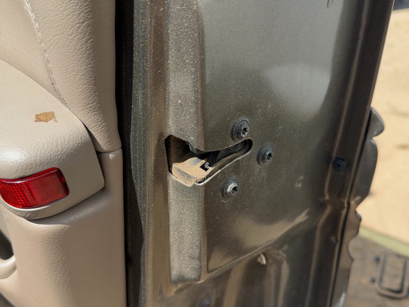 1999 Pontiac Bonneville (80 & Up) Front Door Latch RH
