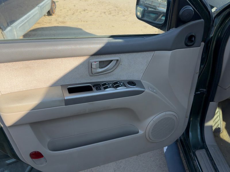 2005-2006 Kia Sorento Front Door Trim Panel LH