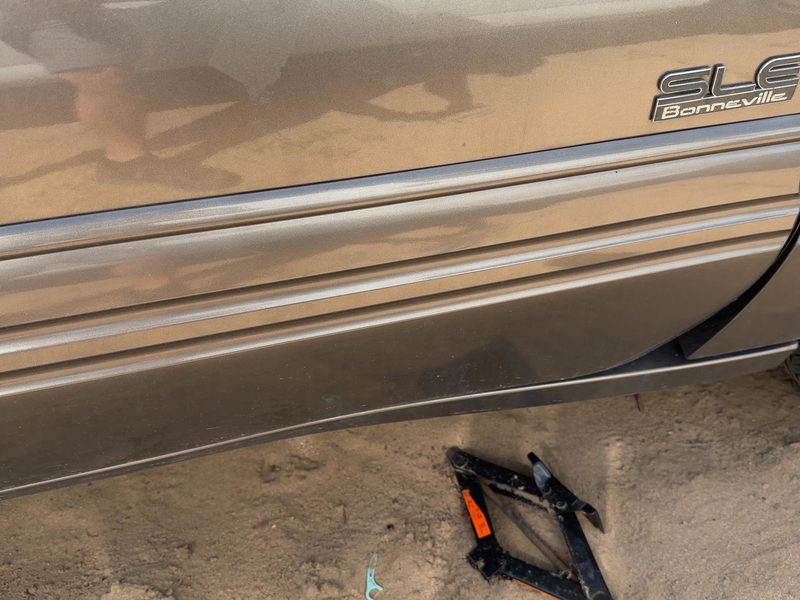 1999 Pontiac Bonneville (80 & Up) Front Door Moulding RH