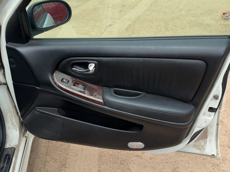 2000-2001 Infiniti I30 Front Door Trim Panel RH
