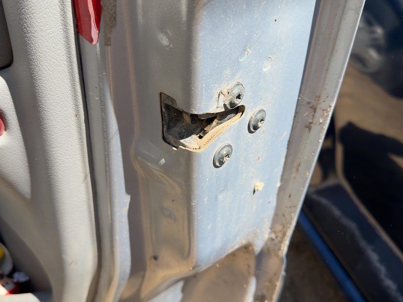 2000 Chevrolet Venture Front Door Latch RH