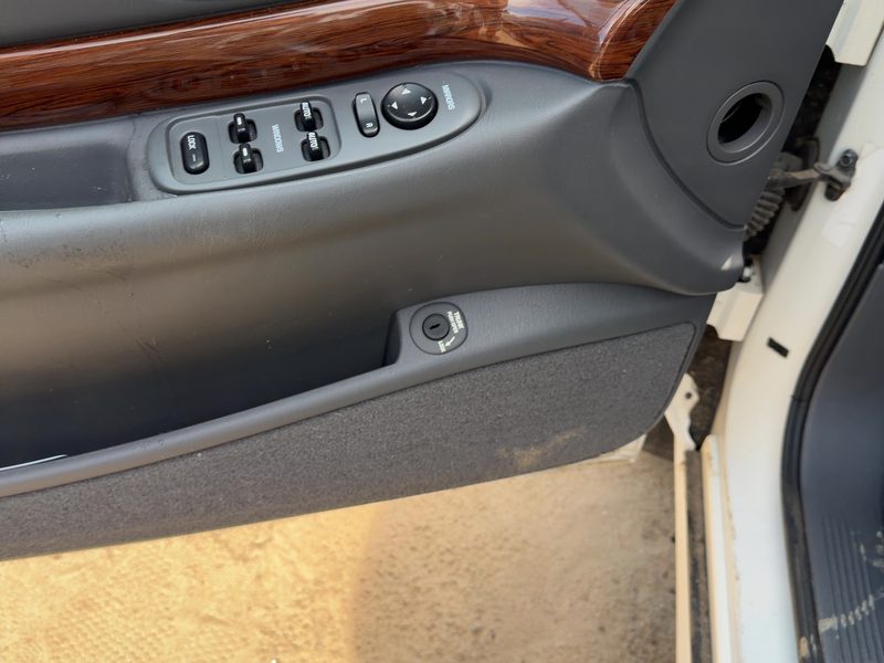 2004-2005 Buick Lesabre (80 & Up) Front Door Trim Panel LH