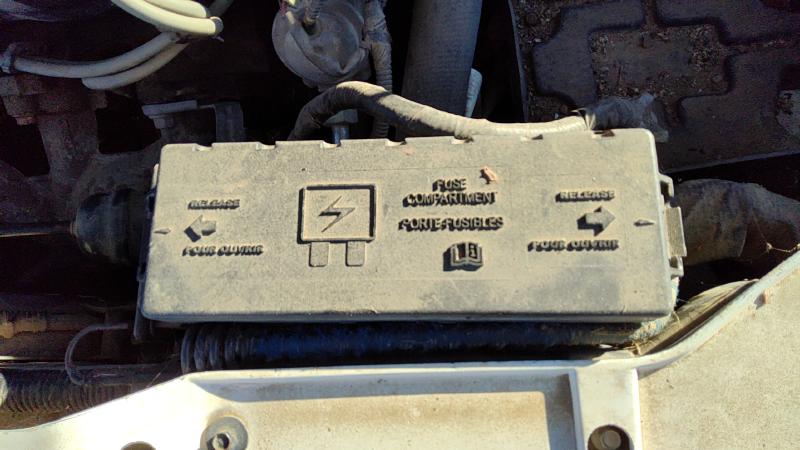 2000-2001 Ford Taurus(see Also Taurus X) Engine Fuse Box