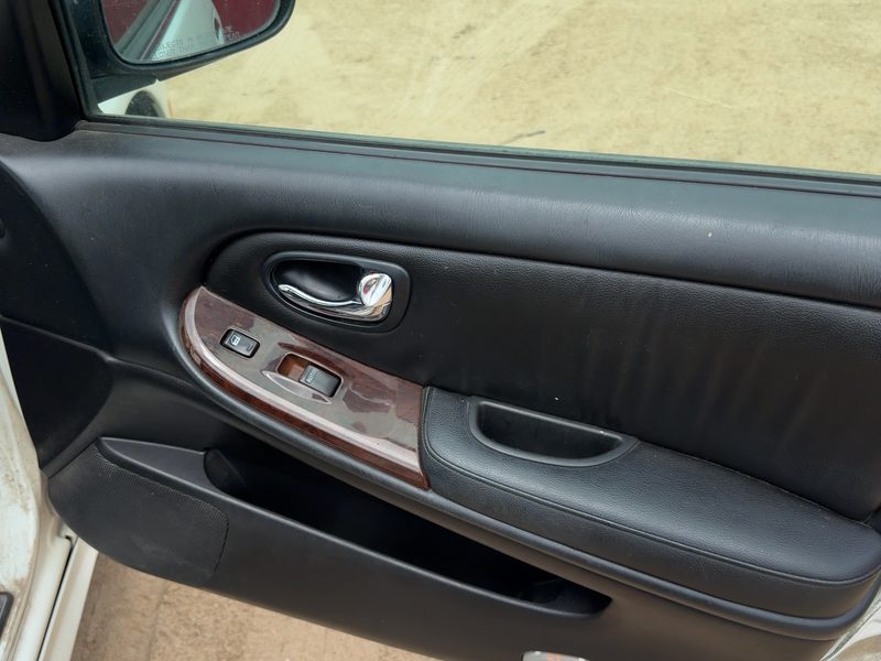 2000-2001 Infiniti I30 Front Door Trim Panel RH