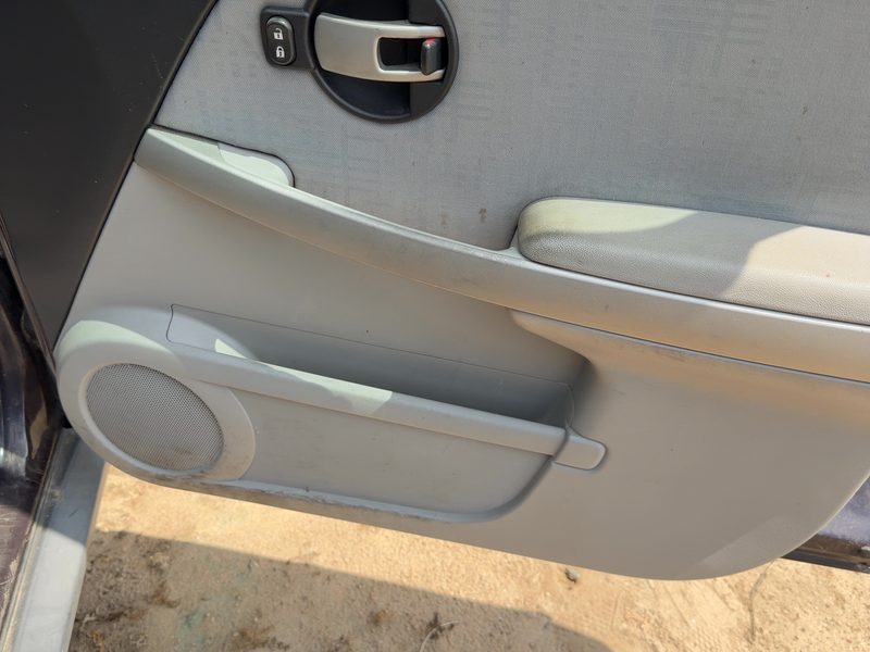 2005-2006 Chevrolet Equinox Front Door Trim Panel RH